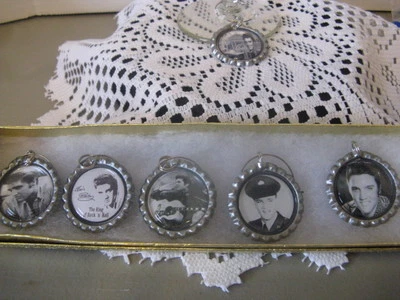 Dijes de copa de vino con tapa de botella de Elvis Presley (blanco y negro) ~ **Idea de regalo Foto 1 de 4