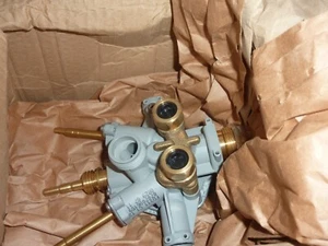 Wasserarmatur Wasserschalter Bosch Junkers Nefit F1400A/F1450A  87070061590 NEU - Picture 1 of 2