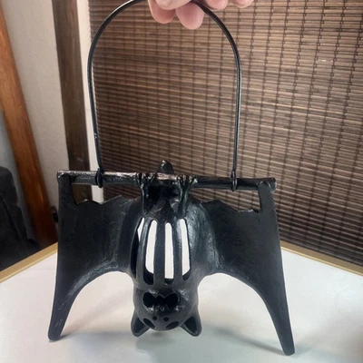 Candelabro votivo colgante de hierro fundido murciélago grande Halloween CERERO DE CERÁMICA. Foto 1 de 4