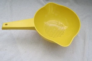 Vintage Tupperware Yellow Colander Strainer Retro Kitchen Gadget - Picture 1 of 2