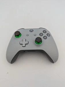 Microsoft Xbox One Controller Grey/White (Missing Back) - Picture 1 of 6