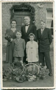 Orig .Foto-AK TORGELOW vor Haus, Paar, Kinder, Blumenkörbe, 1951 Foto Loesdau - Picture 1 of 1