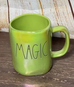Taza de café Rae Dunn MAGIC verde brillo iridiscente Halloween bruja Fairycore - Imagen 1 de 5