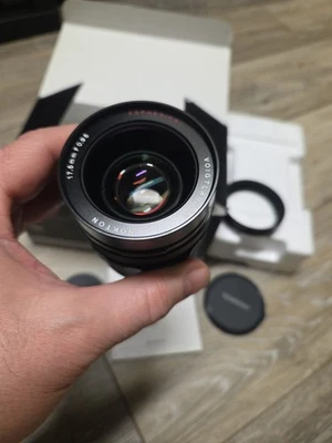 Lente Voigtlander 17.5mm F0.95 para Micro Four Thirds completa na caixa. Excelente - Imagem 1 de 4