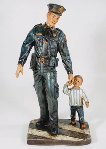 Estatua de oficial de policía y niño en cruce peatonal. 10,5" X 5,75". - Imagen 1 de 12