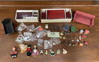 Lot Mixte Vintage (50+) Miniatures Meubles Maison de Poupée Accessoires