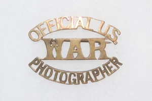 WW2 OFFICIAL US U.S. WAR PHOTOGRAPHER CORRESPONDENT METAL CAP UNIFORM BADGE - Picture 1 of 2