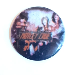 Spilla bottone vintage MOTLEY CRUE 1980 rock heavy metal originale da collezione - Foto 1 di 3