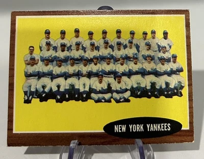 1962 TOPPS #251 NEW YORK YANKEES TEAM CARD W/MANTLE/MARIS/FORD/BERRA - Image 1 of 2
