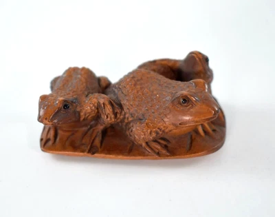 ВИНТАЖНАЯ ЯПОНСКАЯ РЕЗНАЯ ДЕРЕВЯННАЯ ФИГУРКА ЛЯГУШЕК НЭЦКЭ НА ЛИСТЕ РУЧНОЙ РАБОТЫ - Изображение 1 из 4