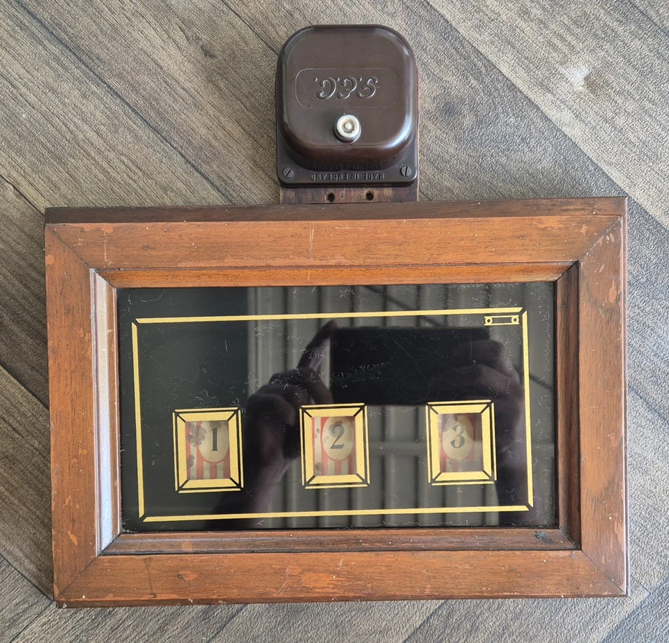 Indicador de campana de mayordomo/siervo GEC caja de llamadas de 3 ventanas (de colección, antigua) Foto 1 de 3