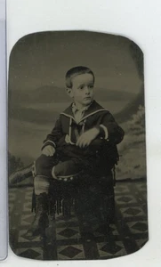 Junge in Uniform sitzend auf Stuhl Farbtyp Ferrotype - Bild 1 von 2