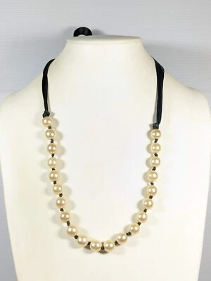 Collar de 52 pulgadas con cinta negra de perlas de imitación de vidrio color marfil 52 pulgadas Foto 1 de 4