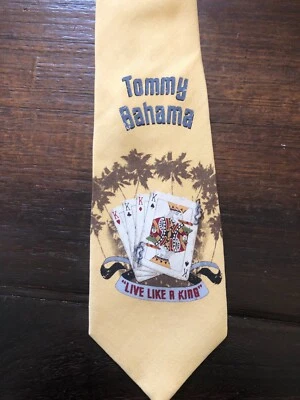 Tarjetas de póker y palmeras Tommy Bahama amarillas de seda "Vive como un rey" Foto 1 de 4