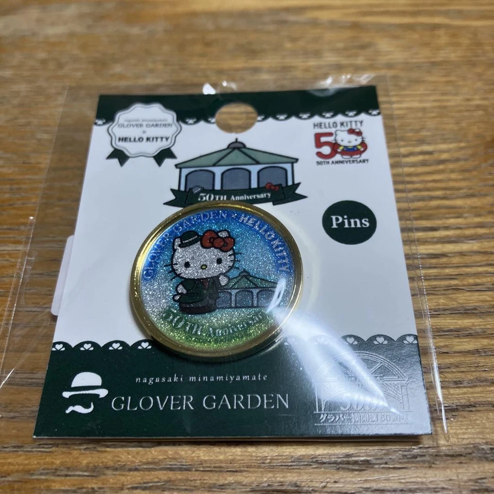 Hello Kitty 50th Anniversary Nagasaki Glover Garden Limited Pin Badge - Bild 1 von 3