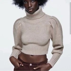 Suéter Zara Manga Abullonada Recortada Taupe Cuello Alto Talla Mediana - Imagen 1 de 13