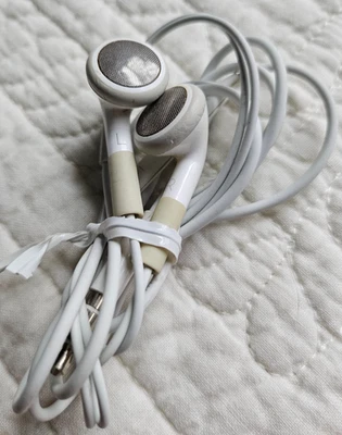 Apple Classic White In-Ear With Volume Control Headset 3.5mm iPhone iPod 3,4,5,6 - Image 1 of 4