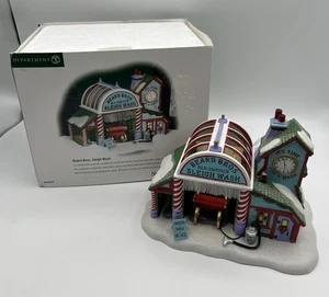 Department 56 North Pole Beard Bros Trineo Lavado Iluminar Casa de Pueblo de Navidad - Imagen 1 de 17