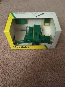 ERTL John Deere Hay Baler 338 1:32 - Picture 1 of 11
