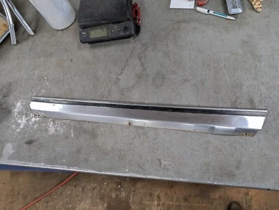 Buick Wildcat 1969 diestro cuarto inferior trasero moldura lateral moldura moldura acero inoxidable Foto 1 de 4