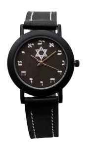 Kleine hebräische Uhr hat schwarzes Gehäuse mit schwarz-weiß genähtem Lederarmband - Bild 1 von 3