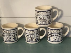 Juego de tazas de café de cerámica vintage lote 4 diseño de muestra de punto de cruz azul blanco EE. UU. - Imagen 1 de 2
