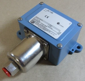 UE United Electric Controls Pressure Switch 0 to 50"wc (12.5 kPa)(1.8psi) J6-136 - Picture 1 of 8