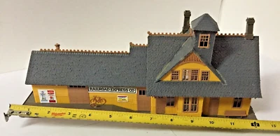 (H0) Vintage POLA Large Railway Station 'Railroad Express Co.' Yellow Good 8/10 - Image 1 of 4