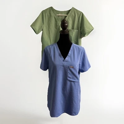 Blusa Médica Figs Bundle Azul y Verde Cuello en V Manga Corta Talla Pequeña Foto 1 de 4