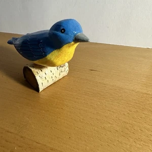 Handgeschnitzter handbemalter Bluebird auf Birkenbaumständer Künstler signiert - Bild 1 von 6