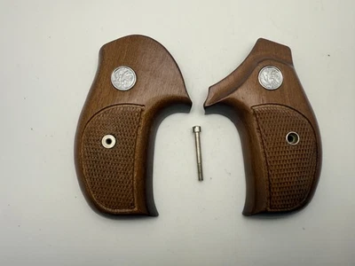 NOS Sile Checkered Wood Target Grips For Smith & Wesson J Frame Round Butt Italy - Image 1 of 2