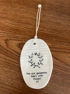 Adorno colgante plano ovalado de porcelana del este de la India "Eres preciosa, nunca Foto 1 de 4