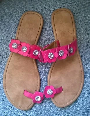 Sandalias clasificadas rosa caliente con flores de diamantes de imitación un dedo Foto 1 de 4