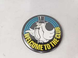 Vintage "Welcome to the Club" Chicken in Tux and Top Hat Pin Button Flair - Foto 1 di 2