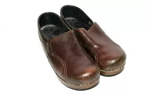 Dansko Womens 7 Smooth Chocolate Leather Closed Toe and Heel Clogs 39Euro - Picture 1 of 6