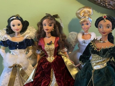 Disney Holiday Princess Barbies lote de 4 Bella, Cenicienta, Blancanieves, Jazmín Foto 1 de 4