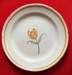 Antiguo plato de cerámica de loza francesa del siglo XVIII de Delft con tulipán amarillo mostaza - Imagen 1 de 11