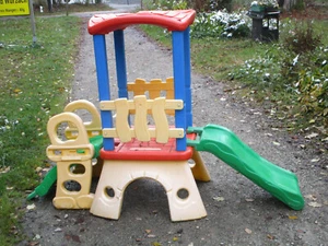 Spielturm mit Rutsche für Kleinkinder, guter Zustand - Bild 1 von 1