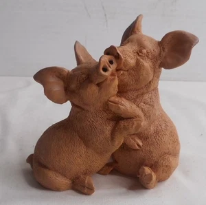 Estatuilla de cerdos luna de miel besándose vintage Castagna Italia resina 1988 3" W x 3" H - Imagen 1 de 5