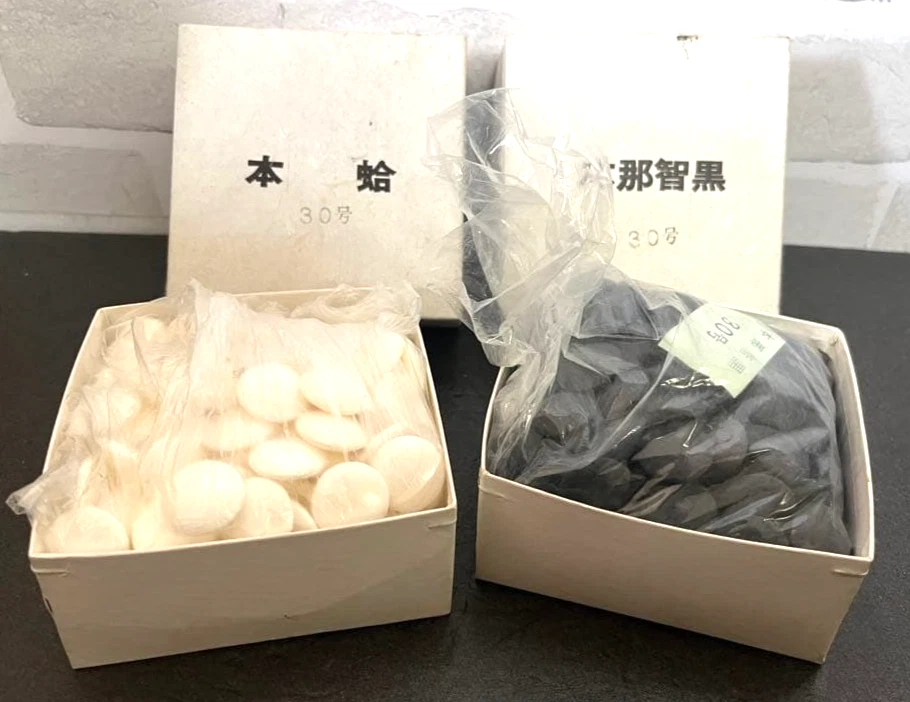 Japanese Vintage Goishi Go-Stone No.30 Genuine Clam White & Nachi Black Stone - Image 1 of 4