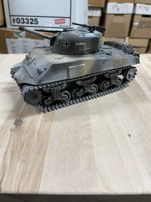 Новая пластиковая модель танка Sherman Ray времен Второй мировой войны окрашенная ЗАХВАЧЕННЫЙ НЕМЕЦКИЙ ТАНК - Изображение 1 из 4