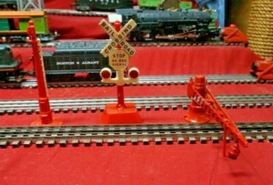 3 Railroad Sign Tower & Gate Crossing Accessories for Model Trains - Picture 1 of 7