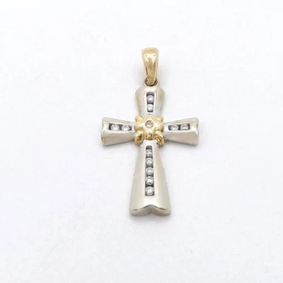 Conjunto de colgante de cruz de diamantes naturales de oro de 14k con dos canales Foto 1 de 4
