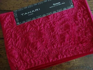 TAHARI Deep RED VELVET Christmas HOLIDAY REINDEER QUILTED PLACEMATS 4PC - Picture 1 of 3