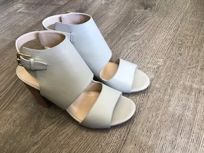 Sandálias Cole Haan femininas tamanho 7 B Kathlyn II biqueira aberta no tornozelo cinza W03358 - Imagem 1 de 4