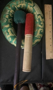 2 spezielle SINGSCHALE Gong SCHLÄGEL & grünes Kissen Satin Wildleder & Holz Set Neu aus altem Lagerbestand - Bild 1 von 6