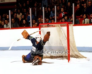 NHL 1976 Vancouver Canucks Goalie Gary Smith Glove Save Color 8 X 10 Photo Pic - Picture 1 of 1