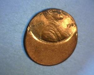 1983 LINCOLN  CENT 🌟50% OFF CENTER🌟CLAD🌟HIGHER GRADE🌟US ERROR COIN - Picture 1 of 6