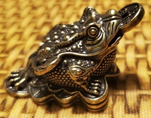 SHADOWBOX MINIATURE-BRASS CHINESE MONEY FROG FIGURINE - Picture 1 of 3