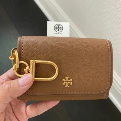 FUNDA TARJETA CON SOLAPA EMERSON Tory Burch Alce 157146, $160 Foto 1 de 4